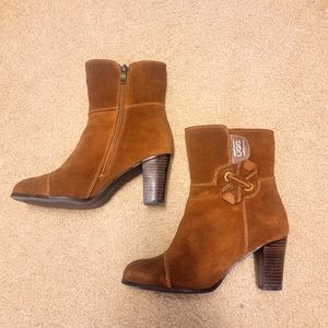 RARE! UGG Australia Heeled Boots with Side Bows Size 7